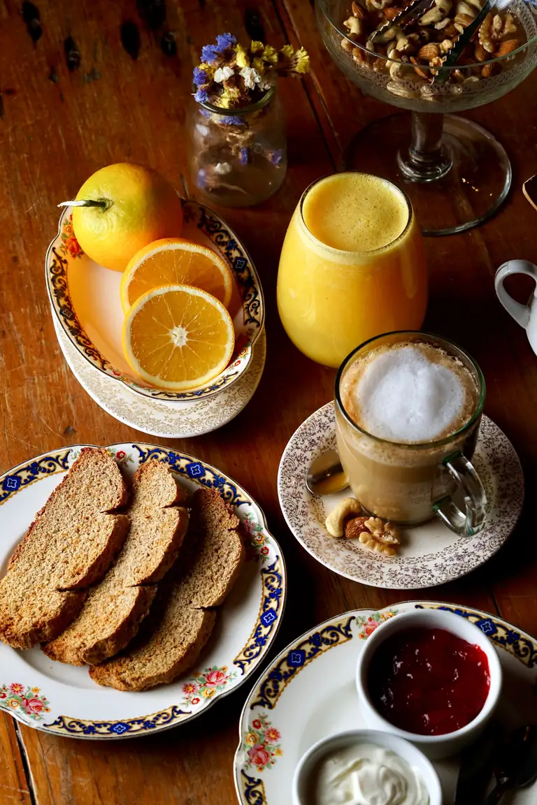 Colazione rustica con pane, caffè e spremuta