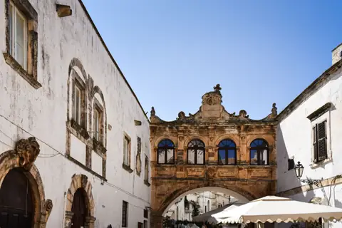 Arco storico nel centro di Ostuni