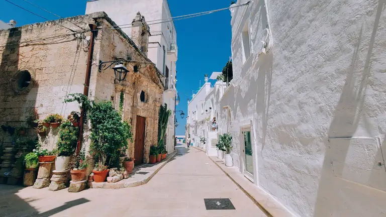 Vicolo bianco fiorito a Ostuni