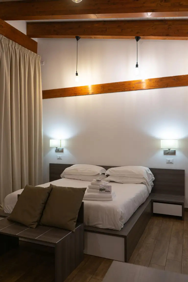 Camera Olivo con letto matrimoniale e travi in legno