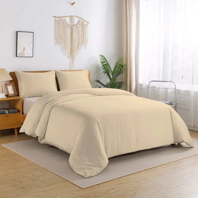 Suite Carrubo nei toni sabbia con luce naturale
